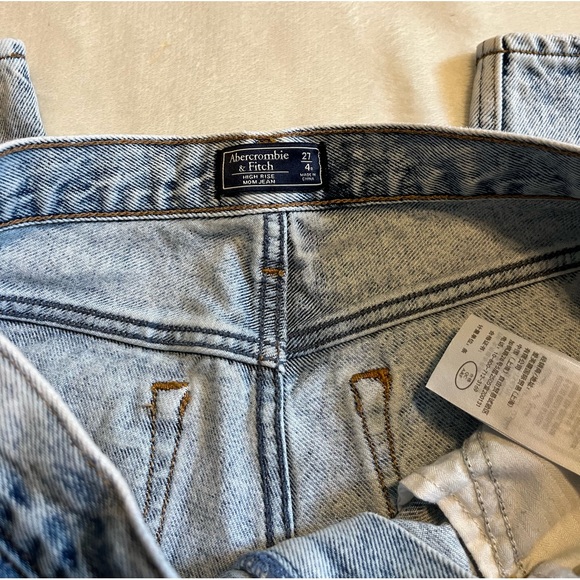 Abercrombie and Fitch Mom Jeans Hi-Rise Light Wash Size 4/27 Short - Picture 2 of 5